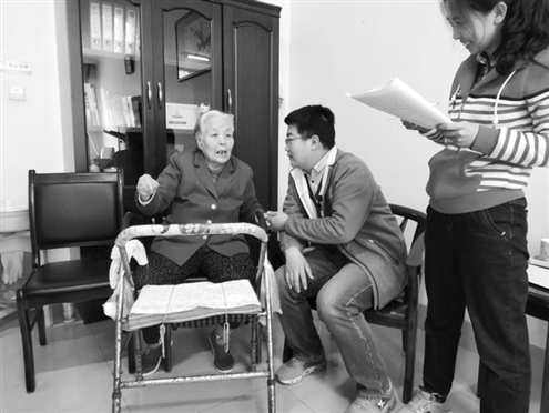 孙浩在做老年人能力评估工作(受访者供图)